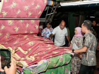 Gubernur Papua bersama istri saat mengunjungi pabrik tekstil Gajah Group 