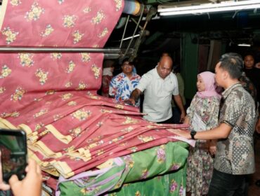 Gubernur Papua bersama istri saat mengunjungi pabrik tekstil Gajah Group 