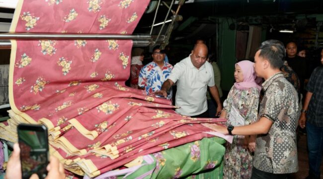 Gubernur Papua bersama istri saat mengunjungi pabrik tekstil Gajah Group 