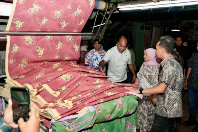 
					Gubernur Papua bersama istri saat mengunjungi pabrik tekstil Gajah Group 