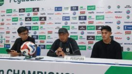 Rahmad Darmawan dan Adzib Al Hakim pada sesi konferensi pers jelang laga PSIS vs Persipura 