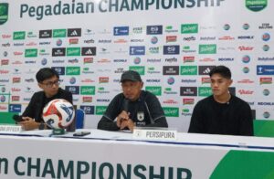 Rahmad Darmawan dan Adzib Al Hakim pada sesi konferensi pers jelang laga PSIS vs Persipura 