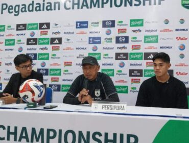 Rahmad Darmawan dan Adzib Al Hakim pada sesi konferensi pers jelang laga PSIS vs Persipura 