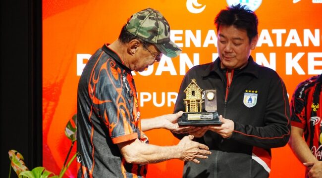 Manajer Persipura, Owen Rahadian menerima plakat dari Bank Papua