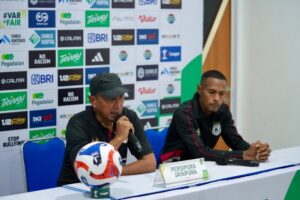 Coach Rahmad Darmawan dan Ruben Sanadi pada konferensi pers jelang menghadapi Kendal Tornado FC 