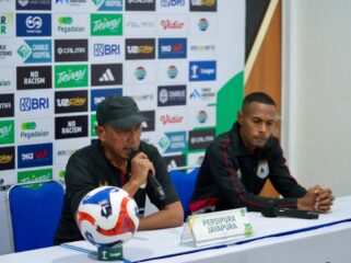 Coach Rahmad Darmawan dan Ruben Sanadi pada konferensi pers jelang menghadapi Kendal Tornado FC 
