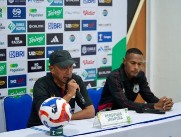 Coach Rahmad Darmawan dan Ruben Sanadi pada konferensi pers jelang menghadapi Kendal Tornado FC 