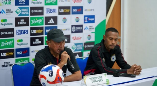 Coach Rahmad Darmawan dan Ruben Sanadi pada konferensi pers jelang menghadapi Kendal Tornado FC 