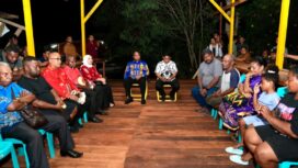 Gubernur Papua Matius D. Fakhiri didampingi Ny. Eva Fakhiri, Penjabat Sekda Papua Christian Sohilait, Plt. Kepala Dinas Kesehatan Papua Arry Pongtiku, dan Kepala Dinas Kesehatan Kabupaten Jayapura Anton Tony Mote, ketika menemui keluarga Alm Irene Sokoy 