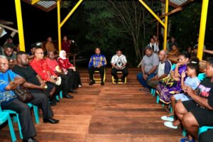 Gubernur Papua Matius D. Fakhiri didampingi Ny. Eva Fakhiri, Penjabat Sekda Papua Christian Sohilait, Plt. Kepala Dinas Kesehatan Papua Arry Pongtiku, dan Kepala Dinas Kesehatan Kabupaten Jayapura Anton Tony Mote, ketika menemui keluarga Alm Irene Sokoy 