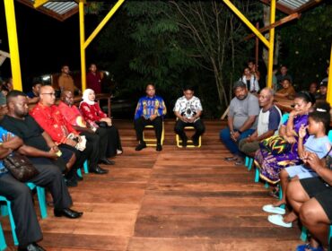 Gubernur Papua Matius D. Fakhiri didampingi Ny. Eva Fakhiri, Penjabat Sekda Papua Christian Sohilait, Plt. Kepala Dinas Kesehatan Papua Arry Pongtiku, dan Kepala Dinas Kesehatan Kabupaten Jayapura Anton Tony Mote, ketika menemui keluarga Alm Irene Sokoy 