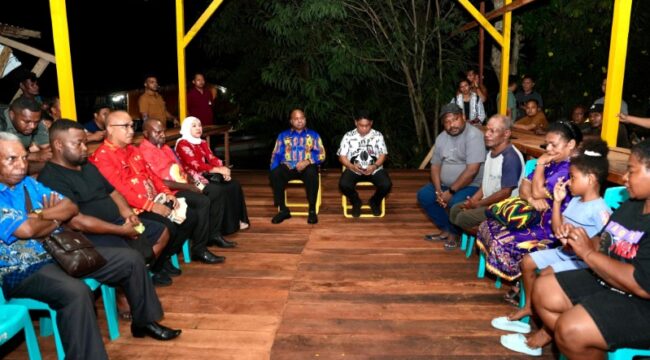 Gubernur Papua Matius D. Fakhiri didampingi Ny. Eva Fakhiri, Penjabat Sekda Papua Christian Sohilait, Plt. Kepala Dinas Kesehatan Papua Arry Pongtiku, dan Kepala Dinas Kesehatan Kabupaten Jayapura Anton Tony Mote, ketika menemui keluarga Alm Irene Sokoy 