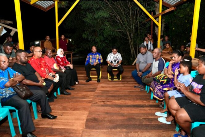 
					Gubernur Papua Matius D. Fakhiri didampingi Ny. Eva Fakhiri, Penjabat Sekda Papua Christian Sohilait, Plt. Kepala Dinas Kesehatan Papua Arry Pongtiku, dan Kepala Dinas Kesehatan Kabupaten Jayapura Anton Tony Mote, ketika menemui keluarga Alm Irene Sokoy 