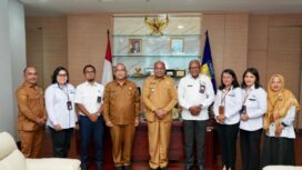Gubernur Papua, Matius Fakhiri bersama Plt Kepala Dinas Kesehatan, Arry Pongtiku usai melakukan pertemuan dengan BKKBN !/ Istimewa
