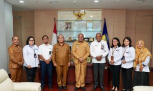 Gubernur Papua, Matius Fakhiri bersama Plt Kepala Dinas Kesehatan, Arry Pongtiku usai melakukan pertemuan dengan BKKBN !/ Istimewa 