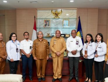 Gubernur Papua, Matius Fakhiri bersama Plt Kepala Dinas Kesehatan, Arry Pongtiku usai melakukan pertemuan dengan BKKBN !/ Istimewa 