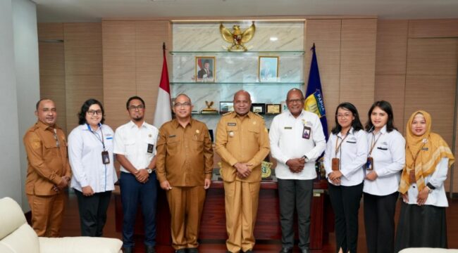 Gubernur Papua, Matius Fakhiri bersama Plt Kepala Dinas Kesehatan, Arry Pongtiku usai melakukan pertemuan dengan BKKBN !/ Istimewa 