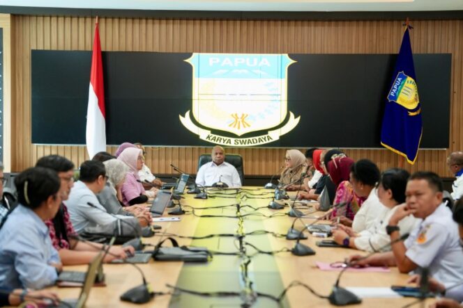 
					Pertemuan Gubernur Papua, Matius Fakhiri dengan tim audit dari Kemenkes / Istimewa