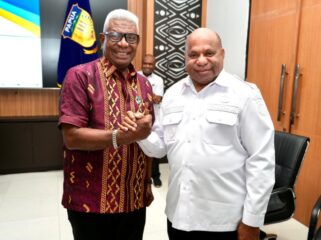 Gubernur Papua, Matius D. Fakhiri bersama Bupati Mimika, Johannes Rettob / Istimewa