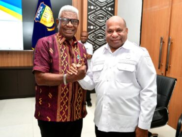 Gubernur Papua, Matius D. Fakhiri bersama Bupati Mimika, Johannes Rettob / Istimewa