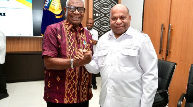 Gubernur Papua, Matius D. Fakhiri bersama Bupati Mimika, Johannes Rettob / Istimewa