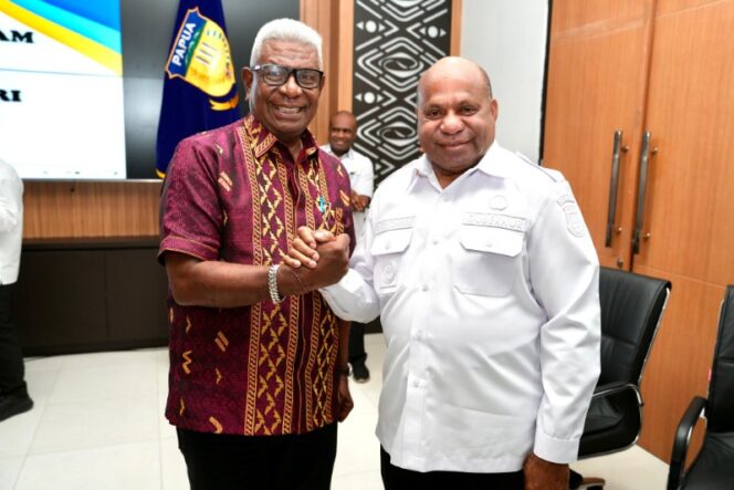 
					Gubernur Papua, Matius D. Fakhiri bersama Bupati Mimika, Johannes Rettob / Istimewa