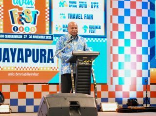 Gubernur Papua, Matius D. Fakhiri memberikan sambutan dalam gelaran Livin' Fest Mandiri 2025 / Istimewa