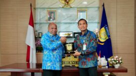 Gubernur Papua, Matius D. Fakhiri bersama Executive General Manager Pertamina Patra Niaga Regional Papua Maluku, Awan Raharjo / Istimewa