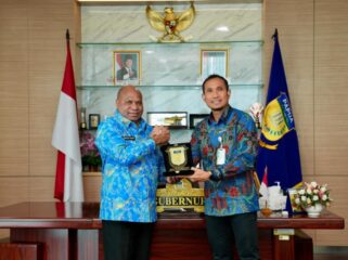 Gubernur Papua, Matius D. Fakhiri bersama Executive General Manager Pertamina Patra Niaga Regional Papua Maluku, Awan Raharjo / Istimewa