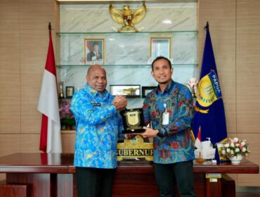 Gubernur Papua, Matius D. Fakhiri bersama Executive General Manager Pertamina Patra Niaga Regional Papua Maluku, Awan Raharjo / Istimewa