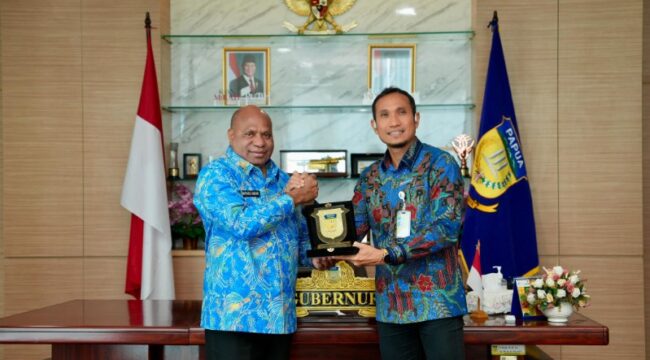 Gubernur Papua, Matius D. Fakhiri bersama Executive General Manager Pertamina Patra Niaga Regional Papua Maluku, Awan Raharjo / Istimewa