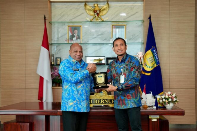 
					Gubernur Papua, Matius D. Fakhiri bersama Executive General Manager Pertamina Patra Niaga Regional Papua Maluku, Awan Raharjo / Istimewa
