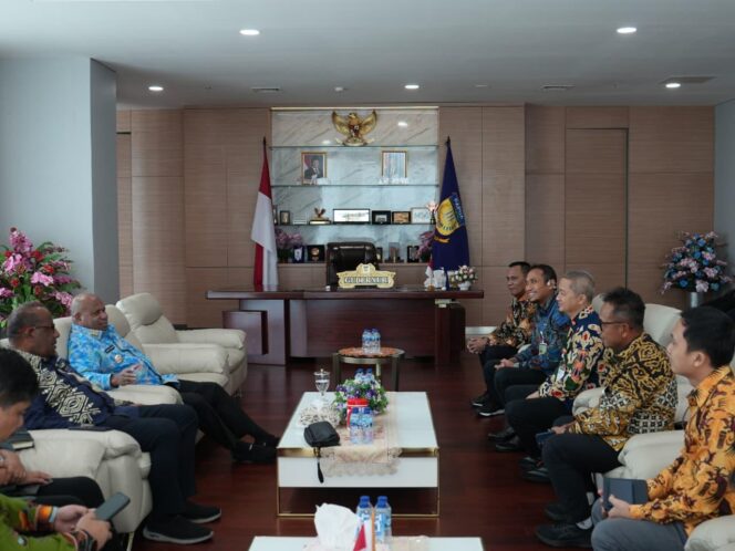 
					Pertemuan Gubernur Papua dan Pertamina Patra Niaga Regional Papua Maluku / Istimewa