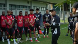 Rahmad Darmawan memberikan arahan kepada para pemainnya 