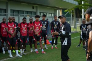 Rahmad Darmawan memberikan arahan kepada para pemainnya 
