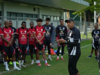 Rahmad Darmawan memberikan arahan kepada para pemainnya 