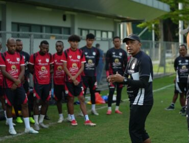 Rahmad Darmawan memberikan arahan kepada para pemainnya 