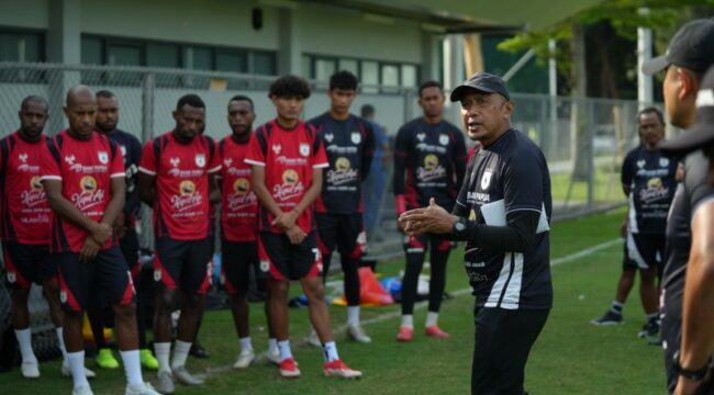 Rahmad Darmawan memberikan arahan kepada para pemainnya 