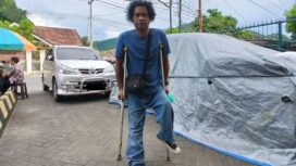 Mansar baru saja tiba di halaman kantor tempat ia bekerja / Sudjarwo - Euforia.id