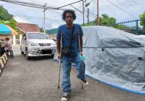 Mansar baru saja tiba di halaman kantor tempat ia bekerja / Sudjarwo - Euforia.id