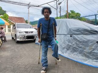 Mansar baru saja tiba di halaman kantor tempat ia bekerja / Sudjarwo - Euforia.id