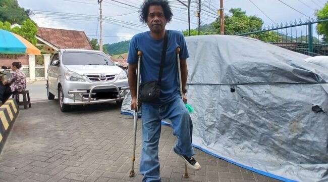 Mansar baru saja tiba di halaman kantor tempat ia bekerja / Sudjarwo - Euforia.id