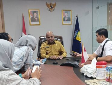 Gubernur Papua, Matius Fakhiri ketika diwawancara / Voxpapua