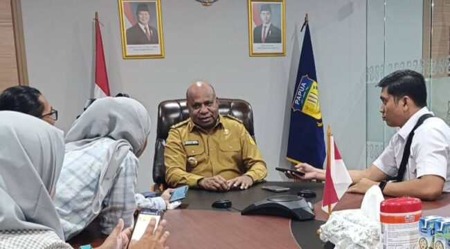 Gubernur Papua, Matius Fakhiri ketika diwawancara / Voxpapua
