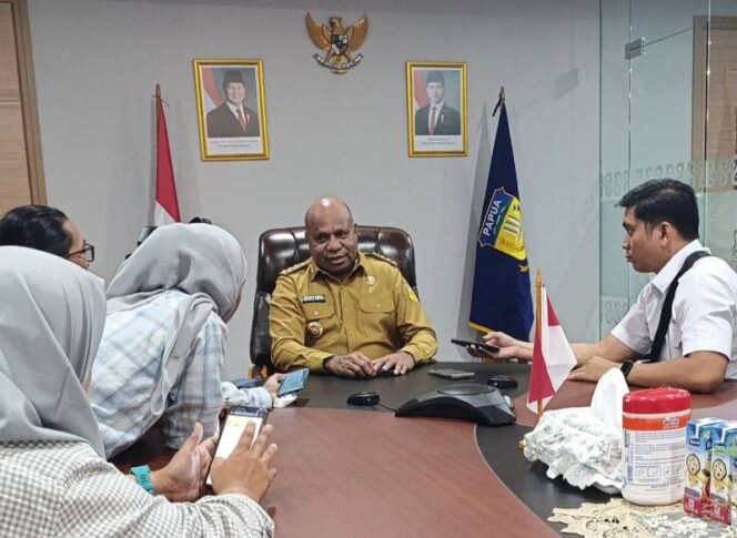 
					Gubernur Papua, Matius Fakhiri ketika diwawancara / Voxpapua