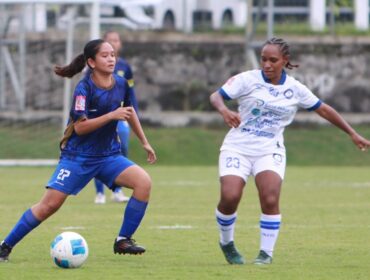 Duel pemain Toli FC Putri dengan pemain Jawa Barat di laga final Piala Pertiwi 2025