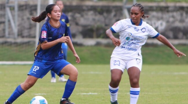 Duel pemain Toli FC Putri dengan pemain Jawa Barat di laga final Piala Pertiwi 2025