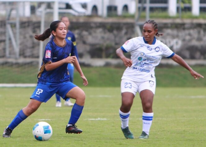 
					Duel pemain Toli FC Putri dengan pemain Jawa Barat di laga final Piala Pertiwi 2025