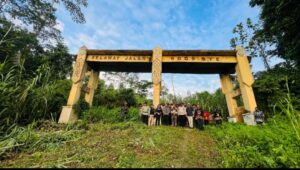 Foto bersama utusan BNPP RI, Kementerian Sekretariat Negara, Bupati Keerom, bersama masyarakat, di gerbang PLBN di Kampung Pund, Dusun Paitenda, Distrik Waris, Kabupaten Keerom 