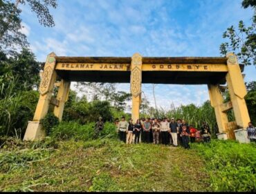 Foto bersama utusan BNPP RI, Kementerian Sekretariat Negara, Bupati Keerom, bersama masyarakat, di gerbang PLBN di Kampung Pund, Dusun Paitenda, Distrik Waris, Kabupaten Keerom 